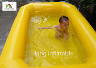 뒤뜰에 있는 아이들을 위한 노란 두 배 관 파열 수영풀