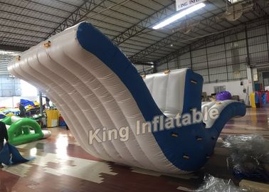 흥분 0.9mm PVC 파란/백색 비행거리 새 시소 팽창식 물은 물 공원을 위해 가지고 놀