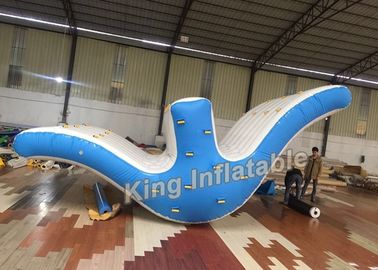 흥분 0.9mm PVC 파란/백색 비행거리 새 시소 팽창식 물은 물 공원을 위해 가지고 놀