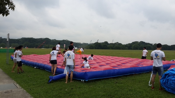 경쟁 도전 붓기 튀기 장애물 코스 PVC 매트리스 달리기 붓기 코스 이벤트 장비