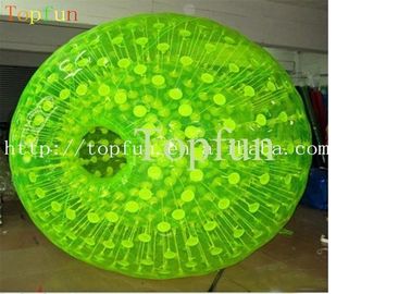 땅에 녹색 D-환형물 잔디 롤러를 가진 Zorbing 빛나는 팽창식 공